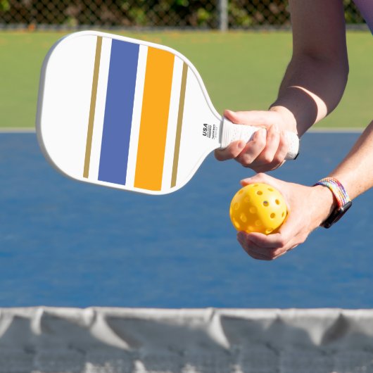Brede blauwe goudgele racestrepen op wit pickleball paddle (Insitu)