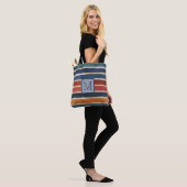 Brede waterverfstrepen Navy kleurblokmonogram Tote Bag (Op model)
