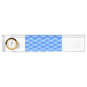 Breed helderblauw golfpatroon op witte klok naambordje (Voorkant)