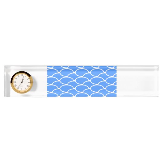 Breed helderblauw golfpatroon op witte klok naambordje (Voorkant)