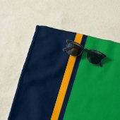 Breed Kelly Groen Geel Op Navy Racing Stripes Strandlaken (In situ)