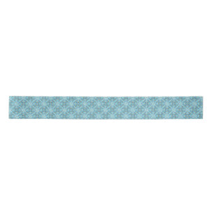 Breed lint met blauwe medaillons