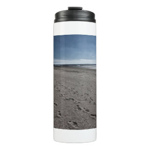 Breed strand op het noordelijk Zee Thermosbeker
