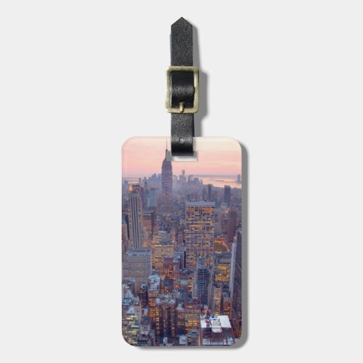 Breed uitzicht van Manhattan bij zonsondergang Bagagelabel (Voorkant verticaal)