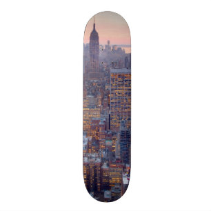 Breed uitzicht van Manhattan bij zonsondergang Persoonlijk Skateboard