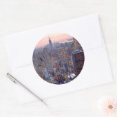 Breed uitzicht van Manhattan bij zonsondergang Ronde Sticker (Envelop)