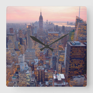 Breed uitzicht van Manhattan bij zonsondergang Vierkante Klok