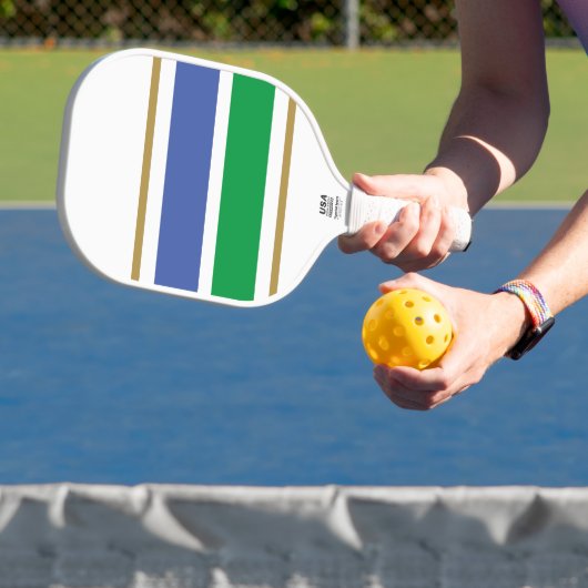 Breedblauwe felgroene racestrepen op wit pickleball paddle (Insitu)
