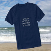 Breedtegraad en langwerplicht op donker t-shirt