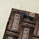 Breekbare houtkrat  bruine houtnerf strandlaken (In situ)