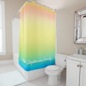Breezy Cool Blue tot Yellow gradiënt en White Text Douchegordijn (In situ)