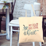 breien citaat mijn hoofd zegt gym mijn hart zegt b tote bag<br><div class="desc">Grappig breien citaat in moderne typografie. De breizin luidt: "Mijn hoofd zegt gym, mijn hart zegt breien" en is geschreven in roze, grijs blauw en denim blauw. Het ontwerp is voorzien van een hartvormige bol garen met breinaalden. De typografie is versierd met een vlinder en een hart aan een touwtje....</div>