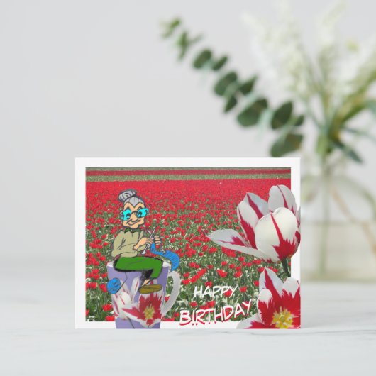 Breiende vrouw op tulpen mok verjaardagskaart briefkaart (Staand voorkant)