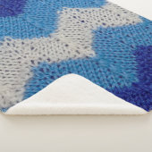 breiwerk met gestreepte figuren blauw en wit sherpa deken (3/4)