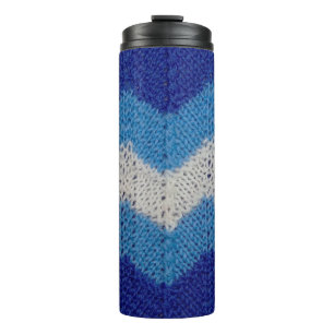 breiwerk met gestreepte figuren blauw en wit thermosbeker