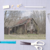 Breken omlaag Barn Amidst Bare Trees en Scrub Stru Tissuepapier (Craft)