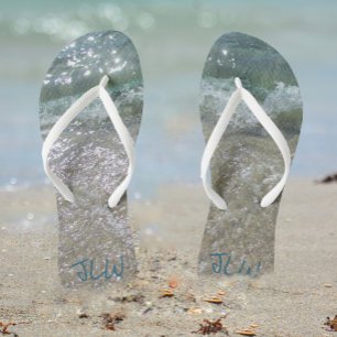 Breken van de golven met initialen teenslippers