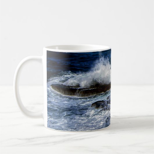 Brekende Golf Op Rotsformatie Mok (Links)