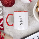 Breng de prettige kerstvakantie op tweekleurige koffiemok<br><div class="desc">De grappige mok van de Vakantie die op de MERRY leest met een minimalistische minachting hieronder. Het eenvoudige typografische ontwerp maakt dit een stijlvol,  schattig geschenk voor vriendin!</div>