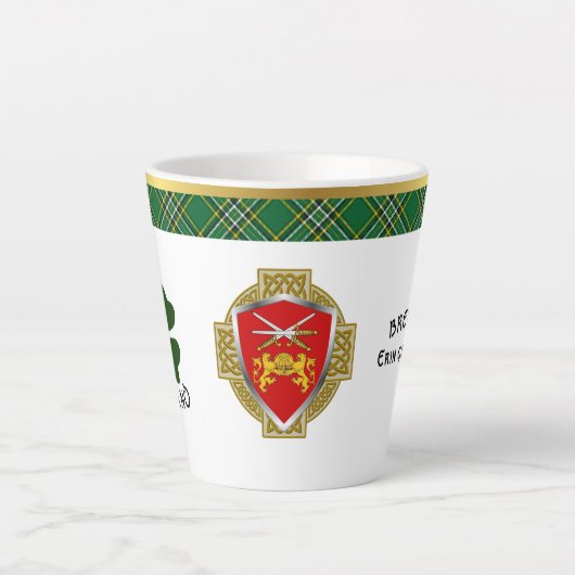 Brennan Irish Shield & Tartan gepersonaliseerd Latte Mok (Voorkant)