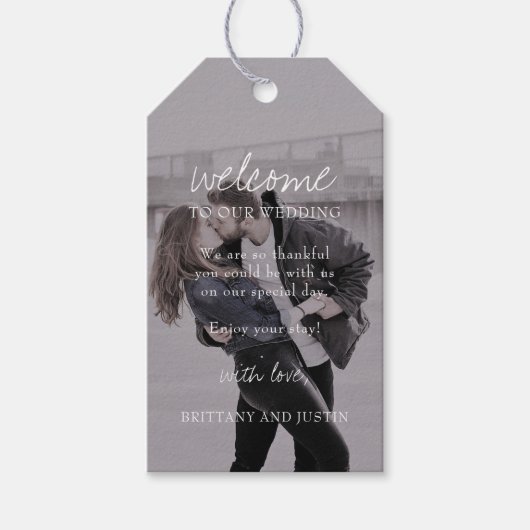 Bretagne Elegant Script 2 Foto Bruiloft Welkom Cadeaulabel (Voorkant)