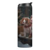 Bretagne Spaniel Sneeuwslee Kerstdecoratie Thermosbeker (Gedraaid links)