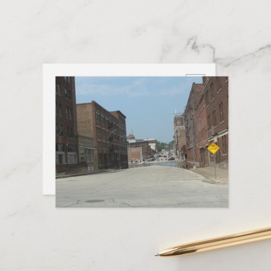 Brick Buildings and NO OUTLET in Burlington, Iowa Briefkaart (Voorkant / Achterkant in situ)