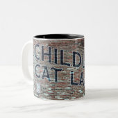 Brick Wall Ad Kinderloze Kat Dames Mok (Voorkant links)