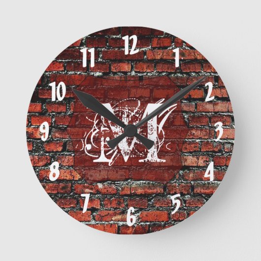 Brick Wall Grunge Monogram Initiaal Wall Clock Ronde Klok (Voorkant)