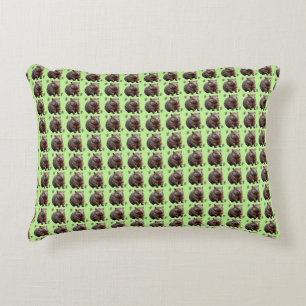 Brickwork Burrow: A Wombat's Green Canvas, Accent Kussen