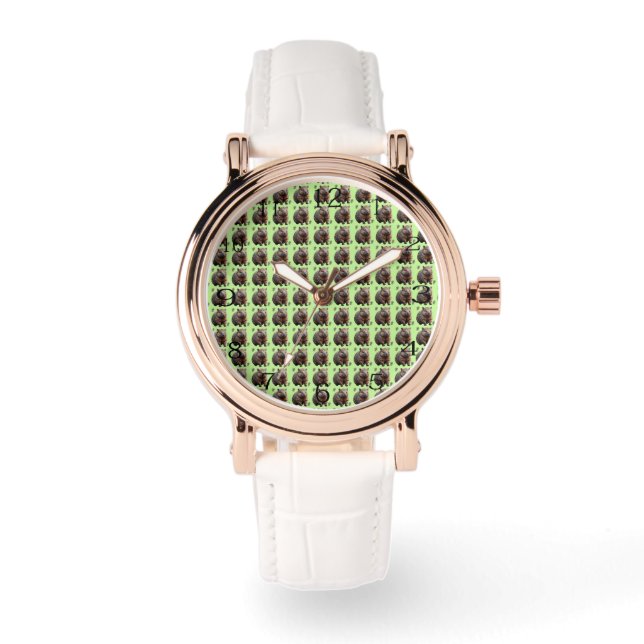 Brickwork Burrow: A Wombat's Green Canvas, Horloge (Voorkant)