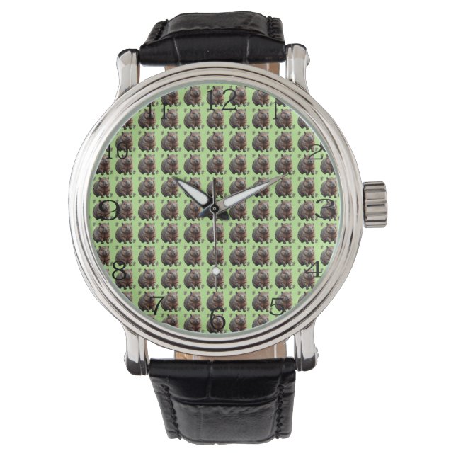 Brickwork Burrow: A Wombat's Green Canvas, Horloge (Voorkant)