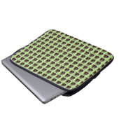 Brickwork Burrow: A Wombat's Green Canvas, Laptop Sleeve (Voorkant onderkant)