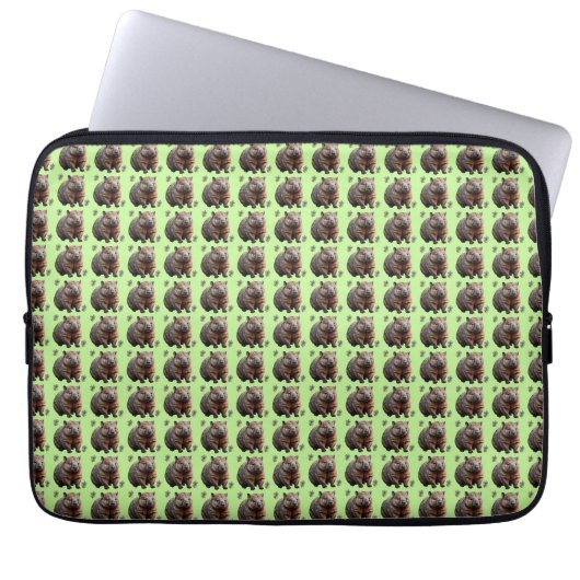 Brickwork Burrow: A Wombat's Green Canvas, Laptop Sleeve (Voorkant)