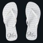 Bridal Elegant Wedding Day Womens White Teenslippers<br><div class="desc">Mrs Bridal Elegant Wedding Day Womens White Teenslippers Ga comfortabel en stijlvol te werk nadat je op je grote dag "Ik doe" zei! Verander in een paar trendy elegante witte teenslippers met dunne dong riemen en "Mrs." in grijs script en lichte grijze polka stippen die op elke schoen worden gepatterd....</div>