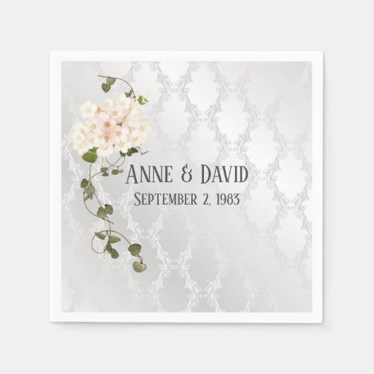 Bridal Hydrangea Bouquet op White Satin Servet (Voorkant)