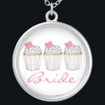 Bridal Ketting van de Bridal van de roze hartskoek<br><div class="desc">Ketting bevat een originele markeringsillustratie van een rij bevroren vanille cupcakes met roze harten en BRIDE in een leuk lettertype. Een perfect cadeau voor de bruid!</div>