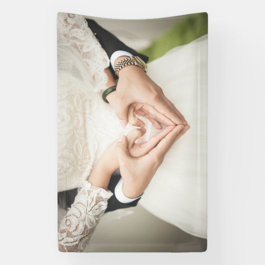Bride and Groom Holding Hands (bruiloft) (huwelijk Spandoek (Verticaal)