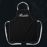 Bride Black and White Script Cooking Schort<br><div class="desc">Show uw stijl terwijl het koken voor de nieuwe groom met dit Bride Zwarte en Witte Manuscript Kokkende Apron. De tekst is wit manuscript "Bride"gecentreerd op voorzijde van stevig zwart platform.  Geweldig cadeauidee voor vrijgezellenfeest,  vrijgezellenfeest en huwelijksreis.  Beschikbaar in verschillende kleuren.</div>