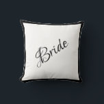 Bride Black Script Chic Wedding Kussen<br><div class="desc">Een prachtig zwarte Bride-script en een in orde gemaakte kussen voor je huis. Een goed douchecadeau. Gefeliciteerd cadeau zou een geweldige verrassing zijn voor de Bride. Geweldig huwelijkscadeau samen met de huwelijksbruin die we aanbieden.</div>
