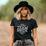 Bride bruiloft van het Paarse en Witte Kute Team G T-shirt<br><div class="desc">Cute Trendy Chic Girly Modern Elegant Typography Design leest "Team Bride" met Fancy Scroll Lijst Border. Perfect geschenk voor bruid, bruidsmeisjes en bruiloft om te draag terwijl je je op je trouwdag voorbereidt! Klik op de knop "Aanpassen" om de voorzijde aan te passen met uw namen of andere aangepaste tekst...</div>
