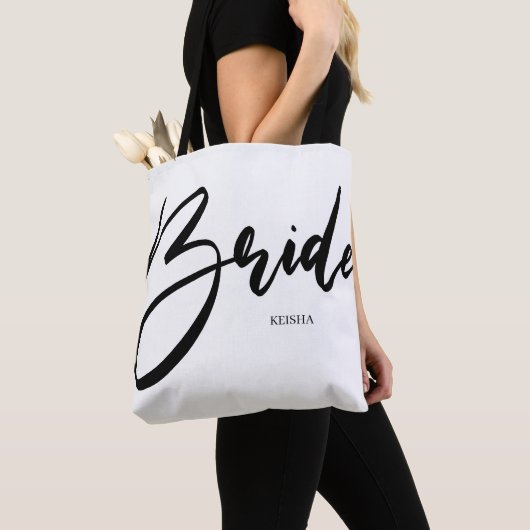 Bride Chic Black en White Calligraphy Custom Tote Bag (Dichtbij)
