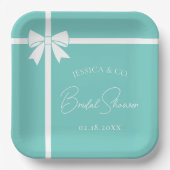 Bride & Co Elegante Witte Strik Lint Bruidsfeest Papieren Bordje (Voorkant)