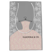 BRIDE & CO hier komt de Bride Gift Bag Medium Cadeauzakje (Voorkant)