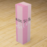 BRIDE & CO hier komt de bride om te worden Wijn<br><div class="desc">Dank je bedrijf of die speciale gast met een fles wijn en wees er zeker van dat je in deze geweldige doos zit. Zoek naar het coördineren van wijnetiketten en wijnzak, personaliseer het zoals je kiest. Gewoon een andere manier om je partij speciaal te maken. Zoek naar andere partijideeën al...</div>