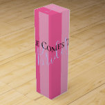 BRIDE & CO hier komt de Bride Party Wijn Geschenkdoos<br><div class="desc">Dank je bedrijf of die speciale gast met een fles wijn en wees er zeker van dat je in deze geweldige doos zit. Zoek naar het coördineren van wijnetiketten en wijnzak, personaliseer het zoals je kiest. Gewoon een andere manier om je partij speciaal te maken. Zoek naar andere partijideeën al...</div>