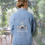 Bride Denim Jacket<br><div class="desc">Zachte en simpele zwart-wit bloem "Mevrouw Achternaam" jeansjas ontwerp voor een nieuwe bruid! Perfect voor het maken van leuke trouwfoto's, of om aan een bruid te geven op een bruidsfeest of vrijgezellenfeest. Niet alleen kan het een geweldig trouwdag-accessoire zijn, maar het is ook een blijvende herinnering. Cute Trendy Bloemige Trouw...</div>