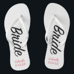 Bride die met de Teenslippers van de Naam & van de<br><div class="desc">Deze teenslippers kunnen in om het even welke aanbiedingen van de achtergrondkleur worden veranderd zazzle.  Zij hebben het woord "Bride"in manuscript onderaan flip. U kunt teenslippers personaliseren met jouw naam en een speciale datum van toen u of trouwdatum ontmoette.   Bekijk de vele design die we in onze winkel hebben.</div>