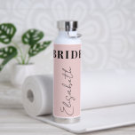 Bride elegant typemanuscript gepersonaliseerd waterfles<br><div class="desc">Elegant chic light roze en zwart vrijgezellenfeest team bruid water flesje op maat van de aangepaste naam in het script met een tekenstijl.     Gelieve te merken op dat de kleur kan worden veranderd om uw palet van de trouwkleur aan te passen.</div>