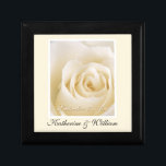 Bride- en bruidsdatum keepaardje cadeaudoosje<br><div class="desc">Elegant en Romantic White rose — een gepersonaliseerde cadeaudoos voor huwelijkskeepaardjes. Voeg gewoon de namen van Bride en Groom en de trouwdatum toe aan creëer een unieke en een-van-een-soort cadeau voor het speciale bruiloft. Hij geeft ook een groot cadeau aan Moeder-van-de-Bride en Moeder-van-de-Groom, bruidsmeisjes, groomsmannen, trouwgasten, grootmoeders, en andere geëerde...</div>